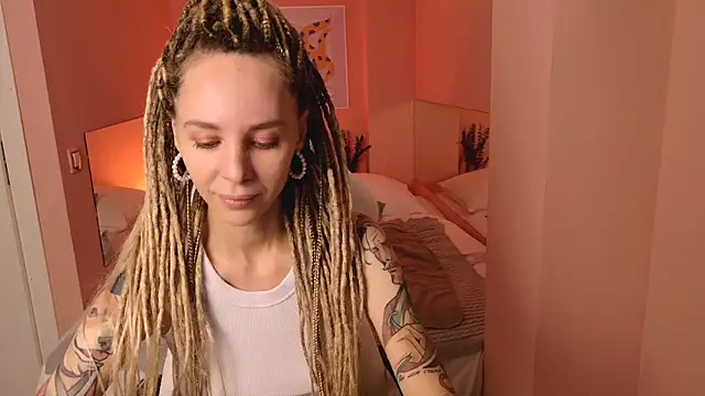 MiaGraham1 online show from 11-06-25, 08:24