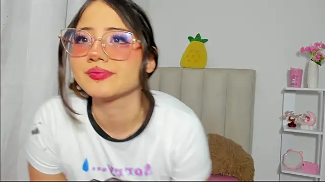 ImSofia222  online show from 11-22-25, 06:12