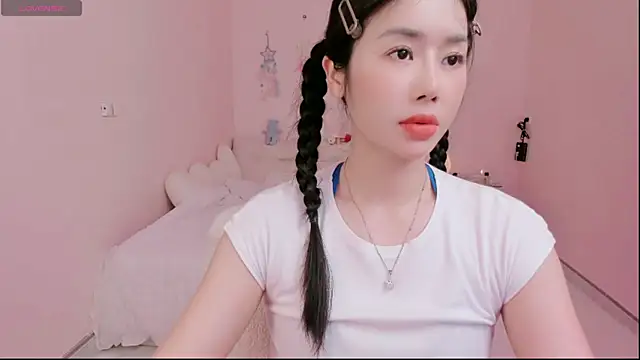 Snapshot of strawberry-ni chatting on 09-19-25, 04:49 strawberry-ni online show from 09-19-25, 04:49