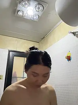Snapshot of xiiuuff18 chatting on 07-15-26, 12:23 xiiuuff18 online show from 07-15-26, 12:23