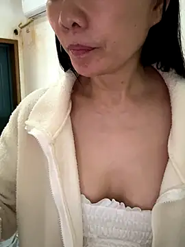 xiiuuff18 online show from 11-06-25, 12:58