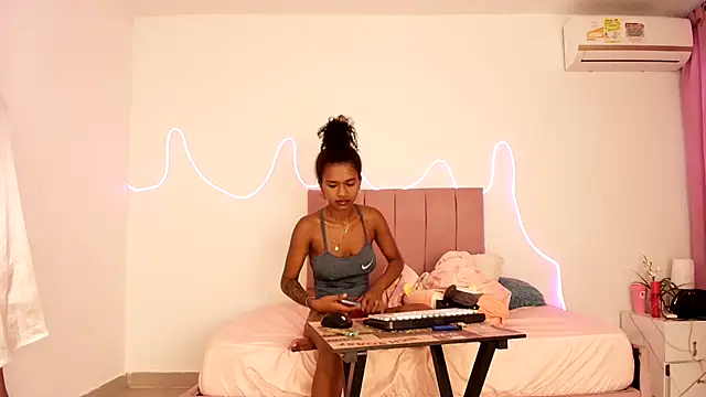 Snapshot of Valerin_salazar chatting on 10-21-25, 01:21 Valerin salazar online show from 10-21-25, 01:21