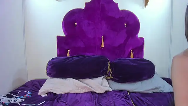 Laurentyler   online show from 04-21-26, 02:51