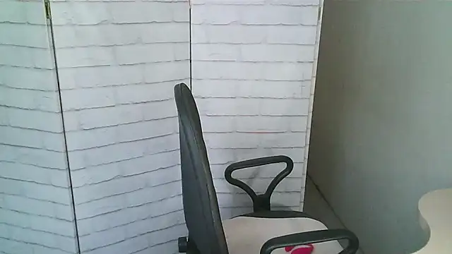 Snapshot of Helen_xi_ chatting on 12-17-25, 05:12 Helen xi online show from 12-17-25, 05:12