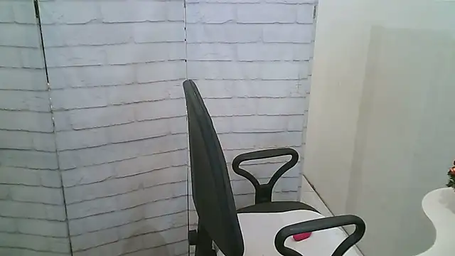 Snapshot of Helen_xi_ chatting on 01-12-26, 05:20 Helen xi online show from 01-12-26, 05:20