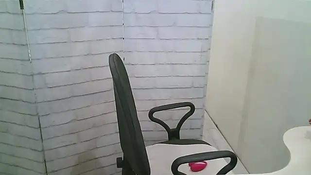 Snapshot of Helen_xi_ chatting on 12-22-25, 05:13 Helen xi online show from 12-22-25, 05:13