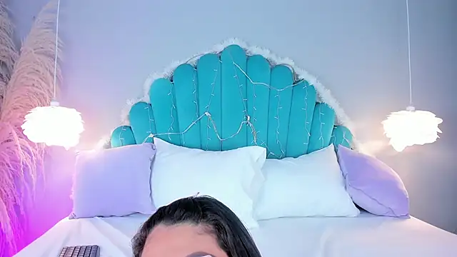 AlassiaHocthner online show from 12-16-25, 11:47