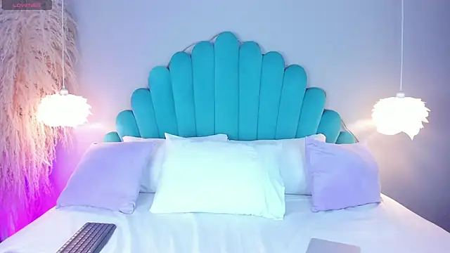 AlassiaHocthner online show from 10-30-25, 12:03