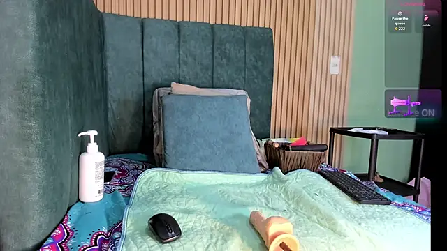 Snapshot of EvelynFoxx- chatting on 10-31-25, 07:21 EvelynFoxx- online show from 10-31-25, 07:21