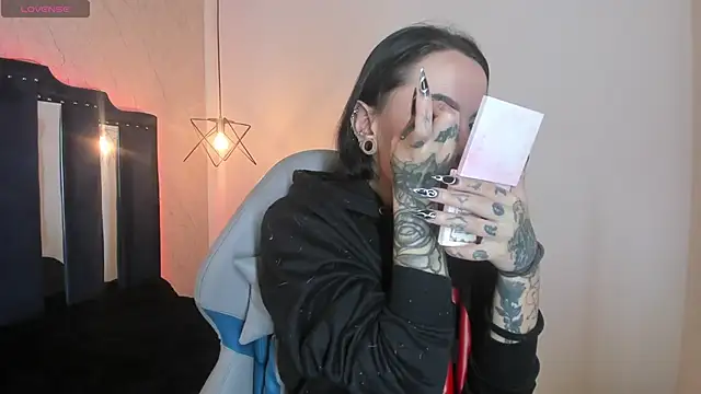 Zami Escobar of online show from 09-30-25, 07:20