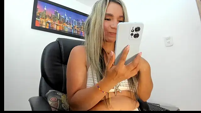 Snapshot of Ms_lunaRose chatting on 10-16-25, 01:36 Ms lunaRose online show from 10-16-25, 01:36