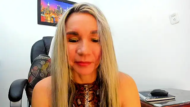 Snapshot of Ms_lunaRose chatting on 09-18-25, 12:02 Ms lunaRose online show from 09-18-25, 12:02