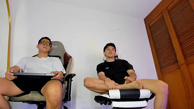 sotooliver3 online show from 04-12-26, 03:21