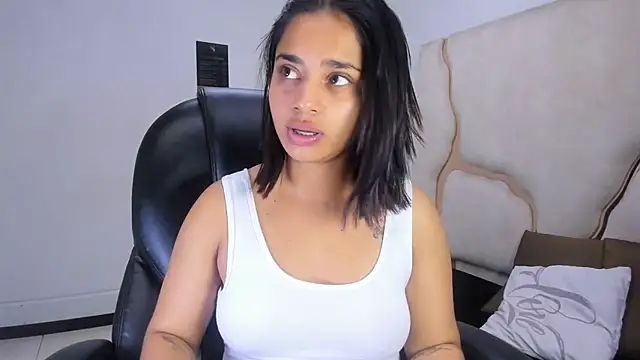 Snapshot of ScarletDoll chatting on 10-22-25, 02:44 ScarletDoll online show from 10-22-25, 02:44