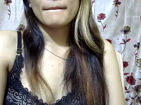 Snapshot of Amira90 chatting on 10-11-25, 12:06 Amira90 online show from 10-11-25, 12:06