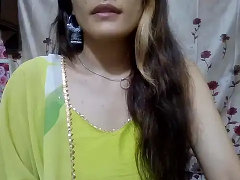 Snapshot of Amira90 chatting on 10-15-25, 05:32 Amira90 online show from 10-15-25, 05:32