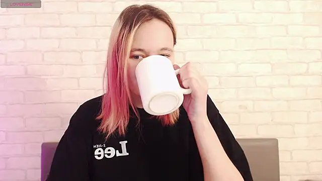 Snapshot of Ericha_Stone chatting on 02-14-26, 02:23 Ericha Stone online show from 02-14-26, 02:23