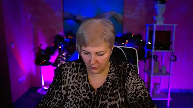 MaryMogan online show from 12-18-25, 01:04