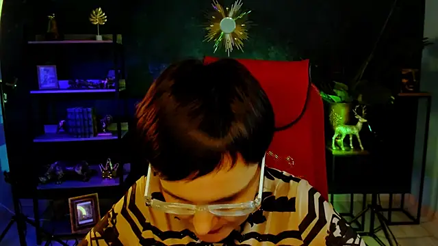 LauraDavidsons online show from 12-19-25, 04:53