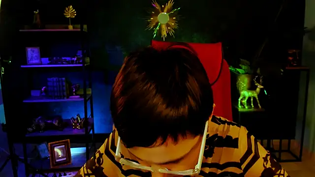 LauraDavidsons online show from 12-20-25, 05:32