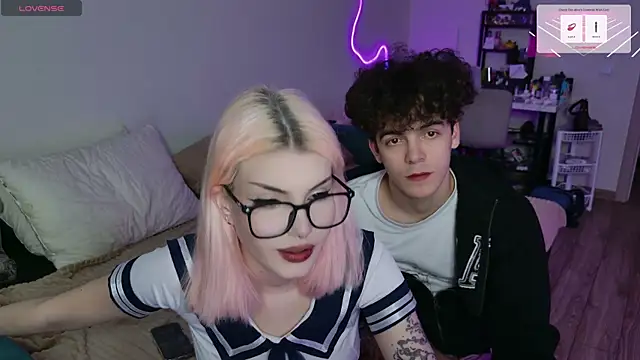 Snapshot of Alice18James chatting on 09-27-25, 01:17 Alice18James online show from 09-27-25, 01:17