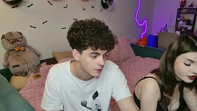 Snapshot of Alice18James chatting on 10-12-25, 06:31 Alice18James online show from 10-12-25, 06:31