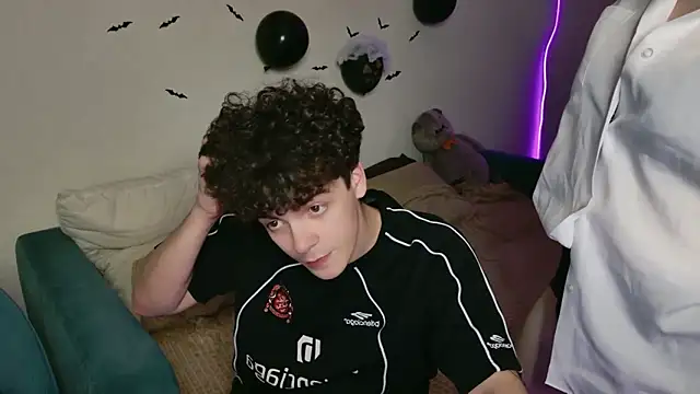 Snapshot of Alice18James chatting on 10-30-25, 03:53 Alice18James online show from 10-30-25, 03:53