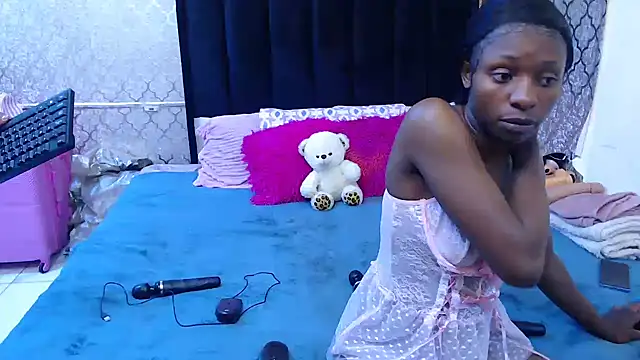 SexyPetitex25 online show from 09-30-25, 08:15