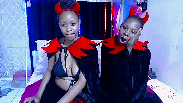 SexyPetitex25 online show from 10-31-25, 07:43