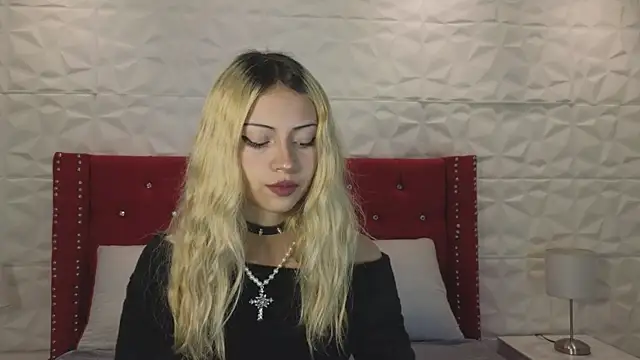 Snapshot of Lucy_n_pink chatting on 10-06-25, 04:08 Lucy n pink online show from 10-06-25, 04:08