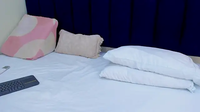 sophieturner mg online show from 03-28-26, 07:15