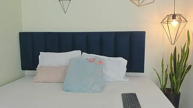 sophieturner mg online show from 11-29-25, 07:25