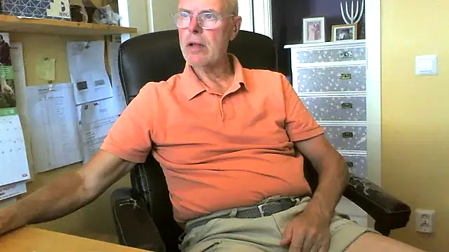 Snapshot of Klipparn chatting on 06-08-26, 02:28 Klipparn online show from 06-08-26, 02:28
