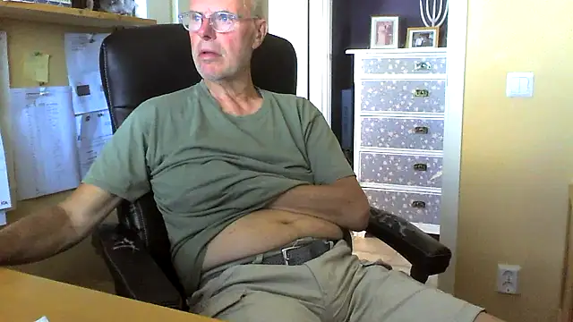 Snapshot of Klipparn chatting on 06-12-26, 11:52 Klipparn online show from 06-12-26, 11:52