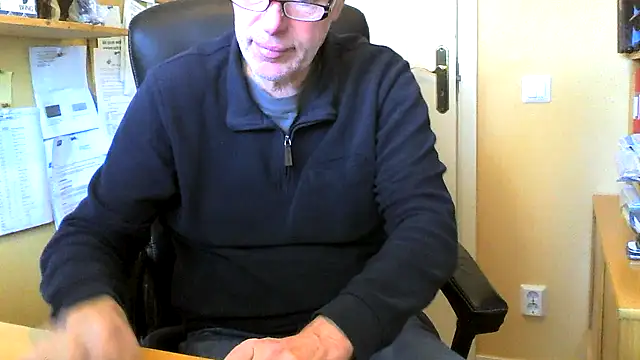Snapshot of Klipparn chatting on 11-18-25, 08:28 Klipparn online show from 11-18-25, 08:28
