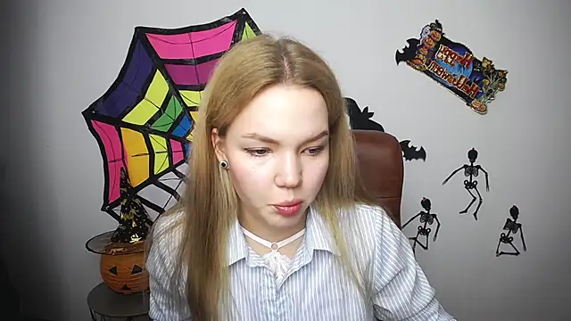 Snapshot of StellaLight chatting on 10-22-25, 12:15 StellaLight online show from 10-22-25, 12:15