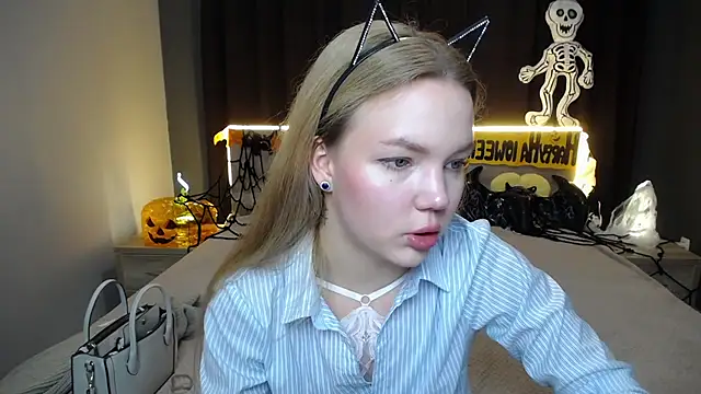 Snapshot of StellaLight chatting on 10-20-25, 12:06 StellaLight online show from 10-20-25, 12:06