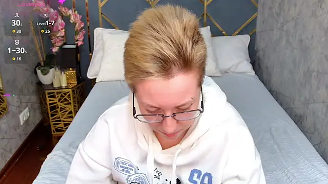 AlexandraGreen online show from 10-21-25, 03:55