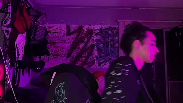 xoFrankie online show from 12-17-25, 01:10