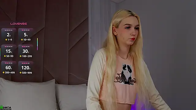 SaraHearts online show from 11-15-25, 01:31