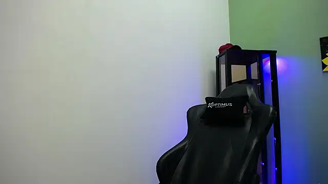 dilan hott  online show from 12-14-25, 02:55