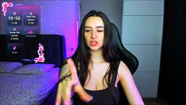 Veronica Larsson online show from 12-15-25, 04:29