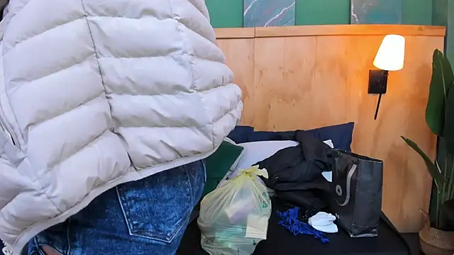 aliceandsia online show from 12-20-25, 03:37