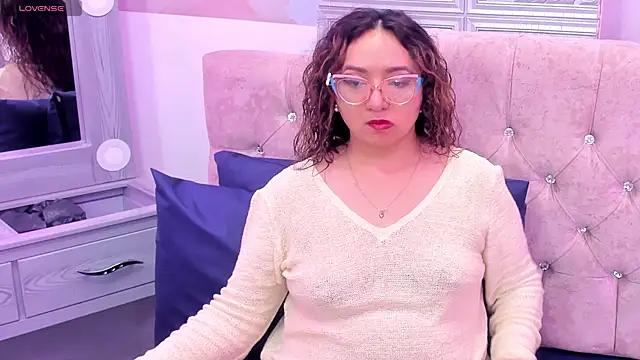 Snapshot of leyla_smithh chatting on 10-11-25, 12:17 leyla smithh online show from 10-11-25, 12:17