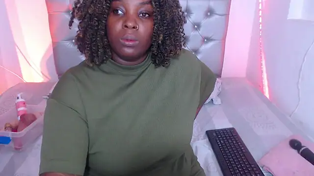 Snapshot of ebony_NeighborMoans chatting on 10-17-25, 03:21 ebony NeighborMoans online show from 10-17-25, 03:21