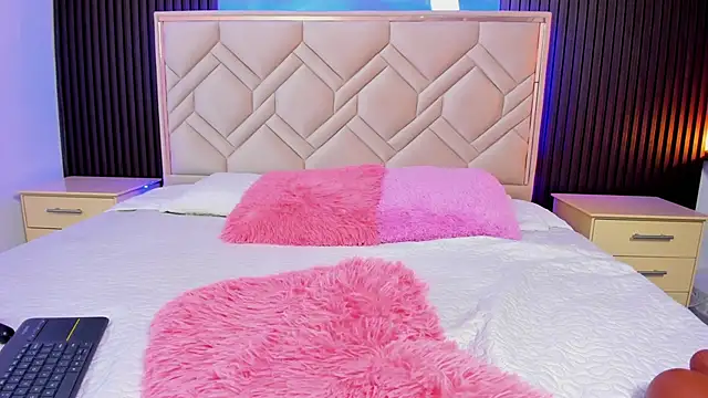 MiaaFarrel online show from 12-17-25, 07:19