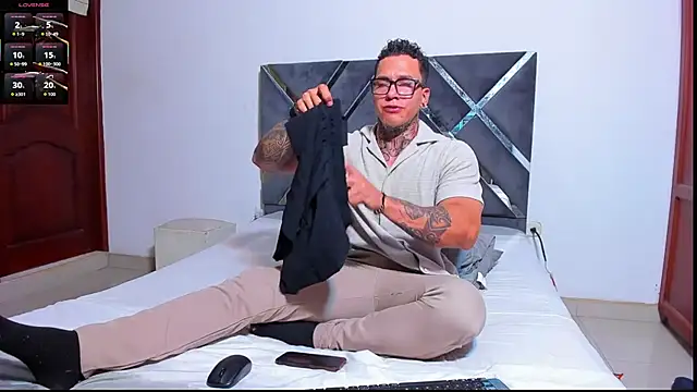 ArnoldSexy  online show from 11-10-25, 04:56