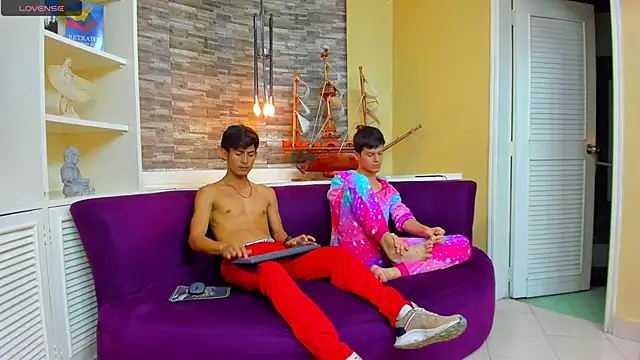 Snapshot of Holdme_Hot chatting on 09-15-25, 03:18 Holdme Hot online show from 09-15-25, 03:18