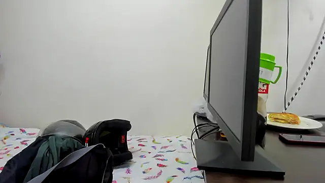 Snapshot of Holdme_Hot chatting on 10-20-25, 04:03 Holdme Hot online show from 10-20-25, 04:03