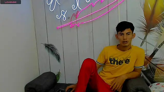 Snapshot of Holdme_Hot chatting on 10-05-25, 04:14 Holdme Hot online show from 10-05-25, 04:14